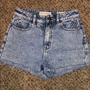 Acid wash jean mom shorts size 3. Bullhead brand.